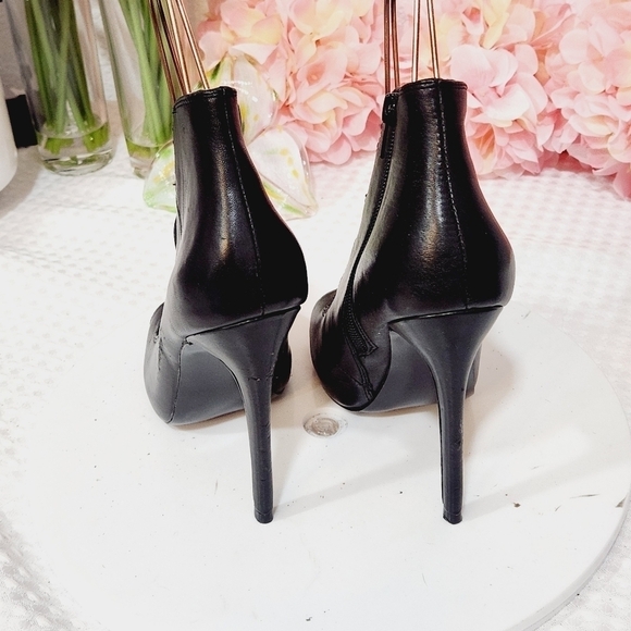 Steve Madden Black Leather Boot Style Laced Open Front Heels Size 5.5 - Picture 3 of 11
